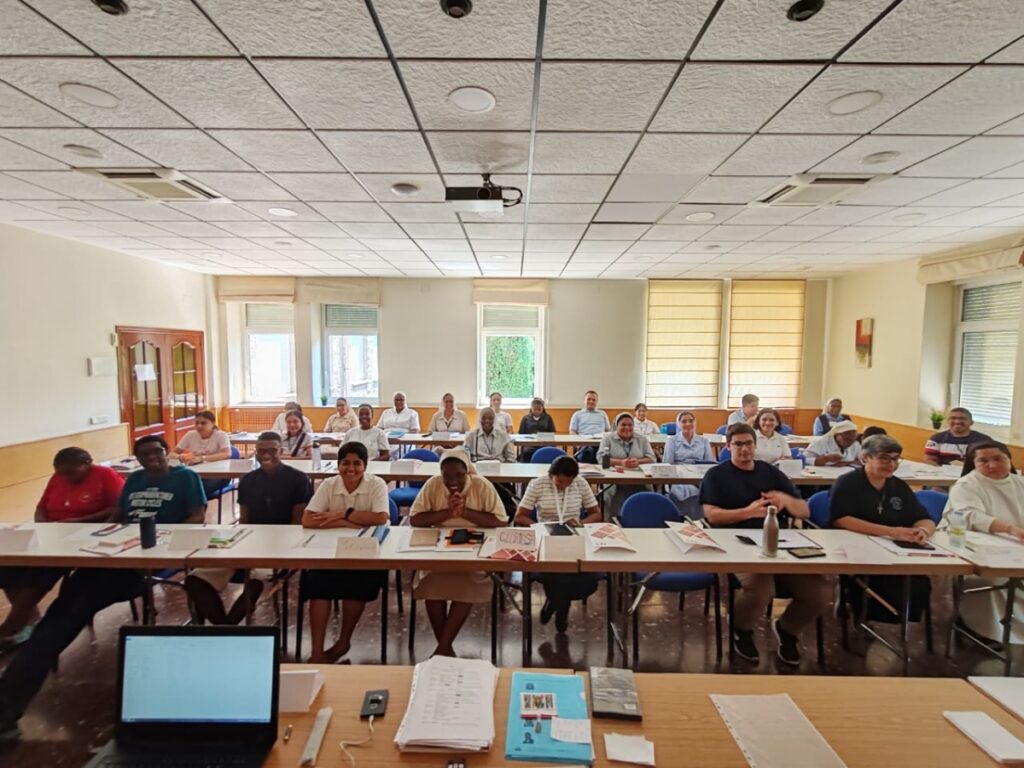CATÓLICOS EN FERROL – El encuentro de preparación para la Profesión Perpetua reúne en Colmenar Viejo a 34 religiosos de 20 países