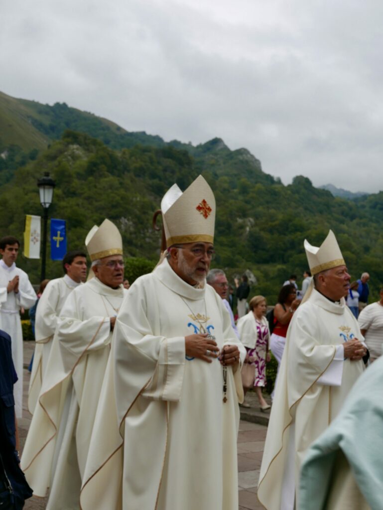 CATÓLICOS DE ASTURIAS – Don Demetrio Fernández, en la inauguración de la Novena: «La Virgen se acerca a nosotros de manera especial en estos días»