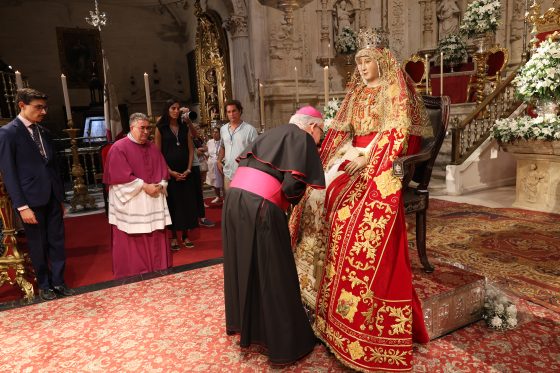 CATÓLICOS EN SEVILLA – El arzobispo se postra ante la patrona de Sevilla