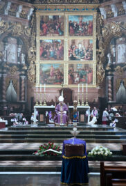 CATÓLICOS EN VALENCIA – El Arzobispo preside la misa exequial del sacerdote valenciano Emilio Aliaga Girbés, que fue Deán-presidente del Cabildo de la Catedral de Valencia hasta 2021