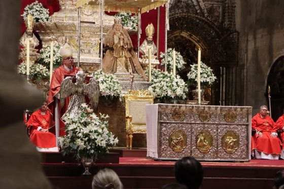 CATÓLICOS EN SEVILLA – Monseñor Ulloa insiste en que «la fe nunca ha sido una aventura individual» durante el séptimo día de la Novena a la Virgen de los Reyes