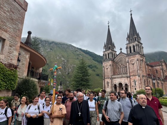 CATÓLICOS EN SEVILLA – Monseñor Saiz Meneses anima a los jóvenes sevillanos a volver de la peregrinación como «evangelizadores de esperanza»