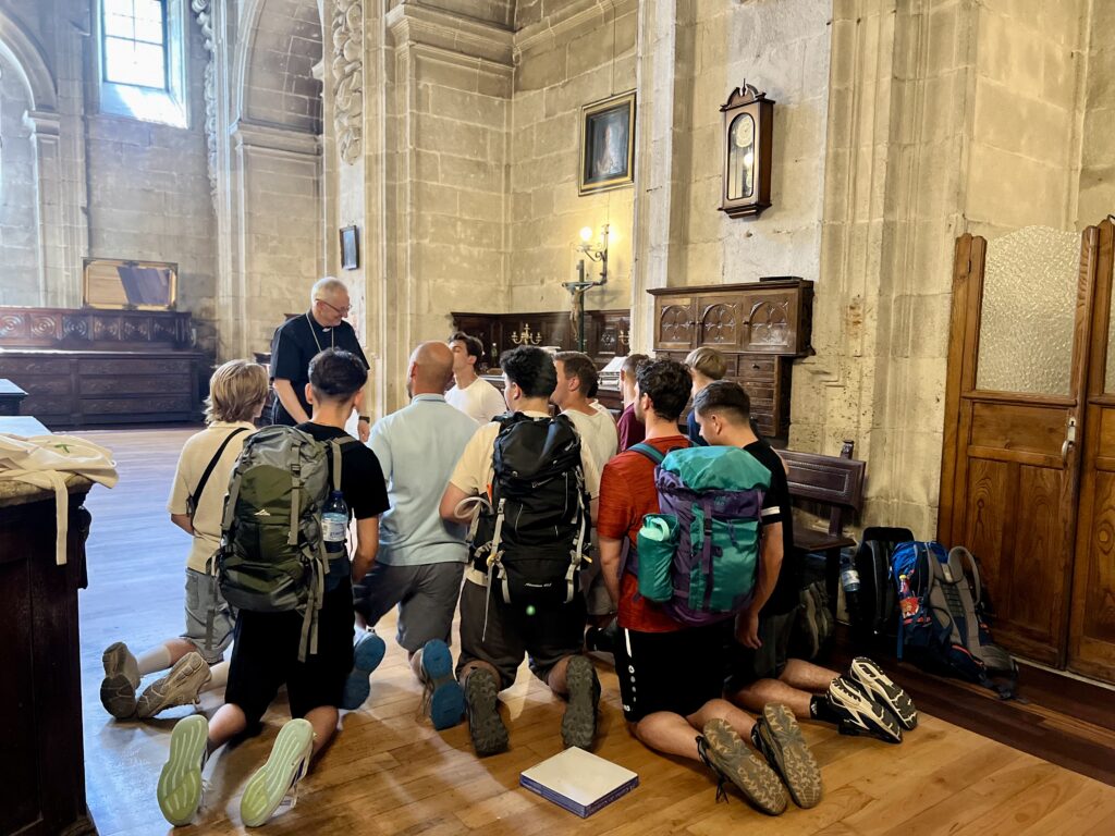 CATÓLICOS DE LUGO – El obispo bendice a peregrinos de Baviera