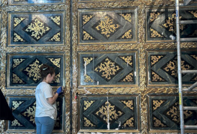 CATÓLICOS EN VALENCIA – El Patriarca restaura el armario que guarda las reliquias de decenas de santos