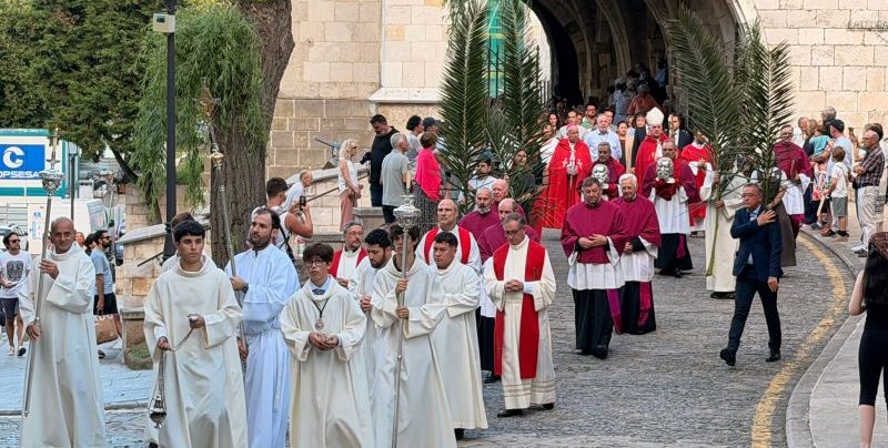 CATÓLICOS EN CANTABRIA – Emotivo traslado de las reliquias de los Santos Emeterio y Celedonio hasta la Catedral