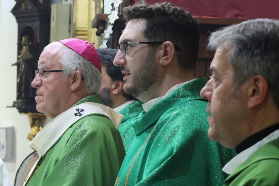 CATÓLICOS EN SEVILLA – Nuevo altar, ambón y pila bautismal en Dos Hermanas
