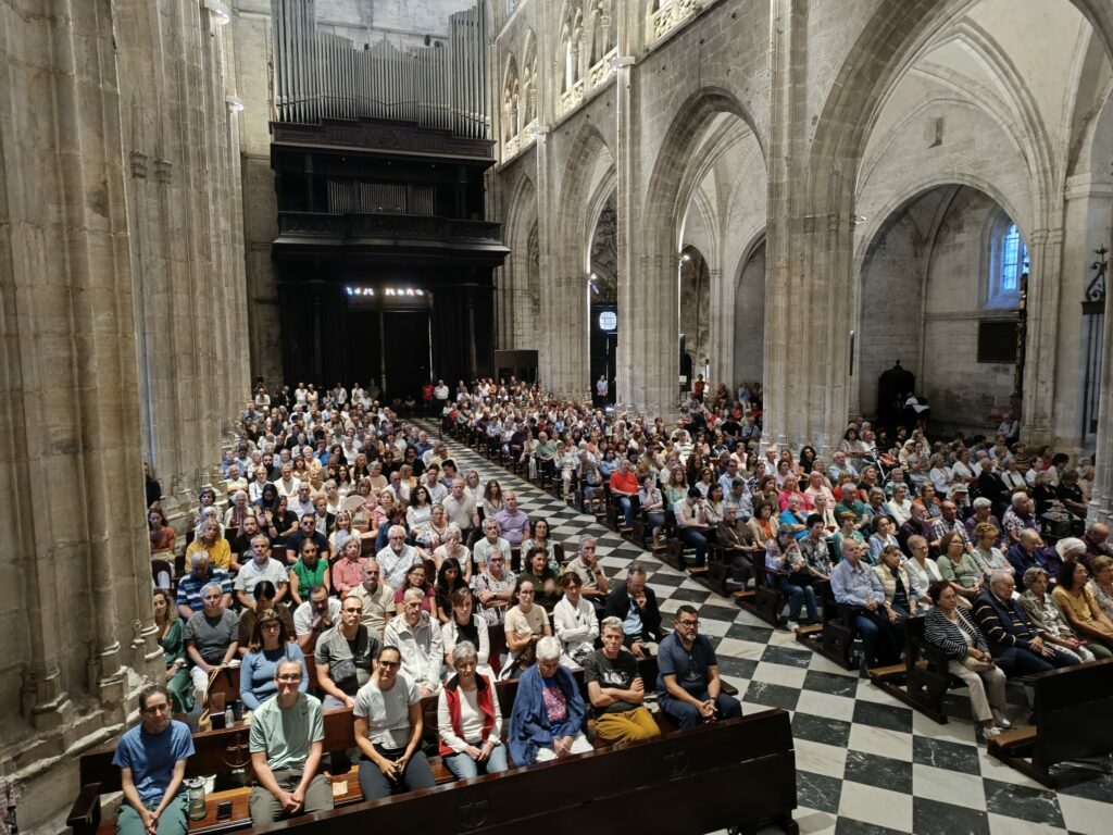 CATÓLICOS DE ASTURIAS – «La Cruz derriba los muros que levantamos entre nosotros». Primer día del Jubileo de la Santa Cruz