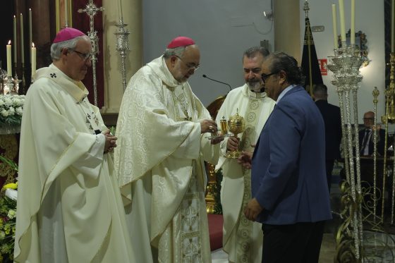 CATÓLICOS EN SEVILLA – Mons. Jesús Sanz destaca en el Cerro del Águila la estrecha vinculación entre barrio, parroquia y hermandad