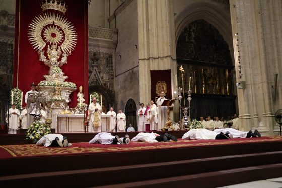 CATÓLICOS EN SEVILLA – Cinco nuevos ministros para la Iglesia de Sevilla: «Servid con alegría»