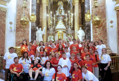 CATÓLICOS EN VALENCIA – Niños oncológicos, de Jaén, Granada y Valencia, junto a sus familias, voluntarios y personal sanitario, visitan a la Virgen de los Desamparados en su Basílica