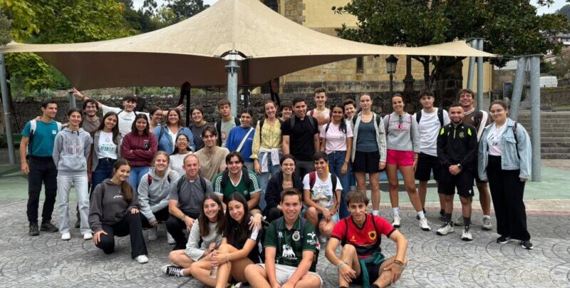 CATÓLICOS EN CANTABRIA – Medio centenar de jóvenes inician el curso pastoral a los pies de la Bien Aparecida