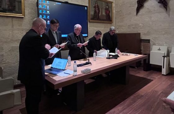 CATÓLICOS EN SEVILLA – El arzobispo preside la primera reunión del Cabildo Catedral en el inicio de curso