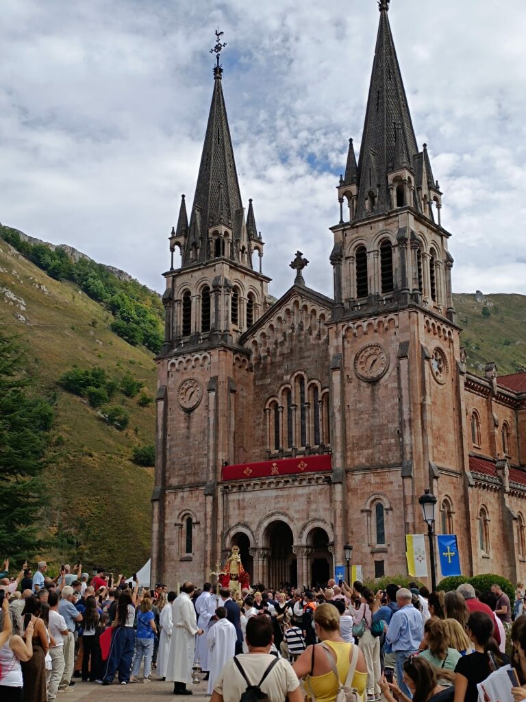CATÓLICOS DE ASTURIAS – Misa en la festividad de la Virgen de Covadonga: «Dios cuenta con nuestras manos para construir un mundo distinto»