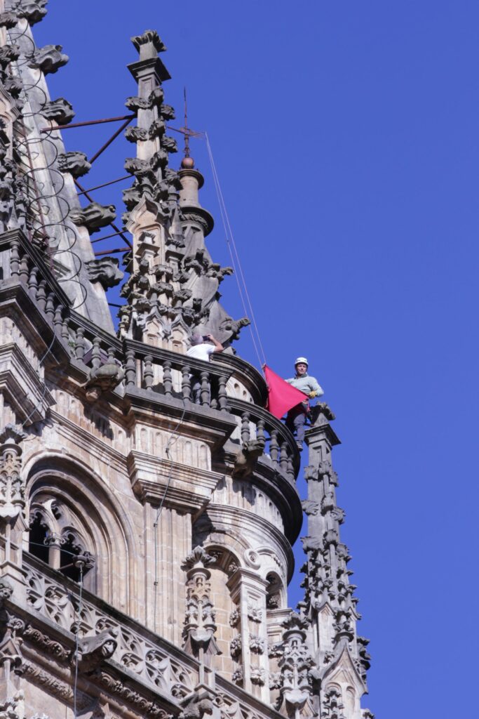 CATÓLICOS DE ASTURIAS – Colocadas las banderas en la Catedral anunciando la Perdonanza